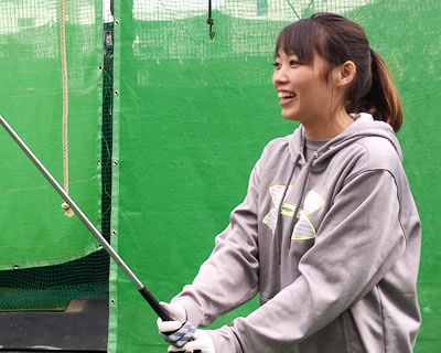 クラブを持った笑顔の若い女性