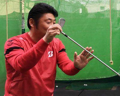 スイングの指導をする先生